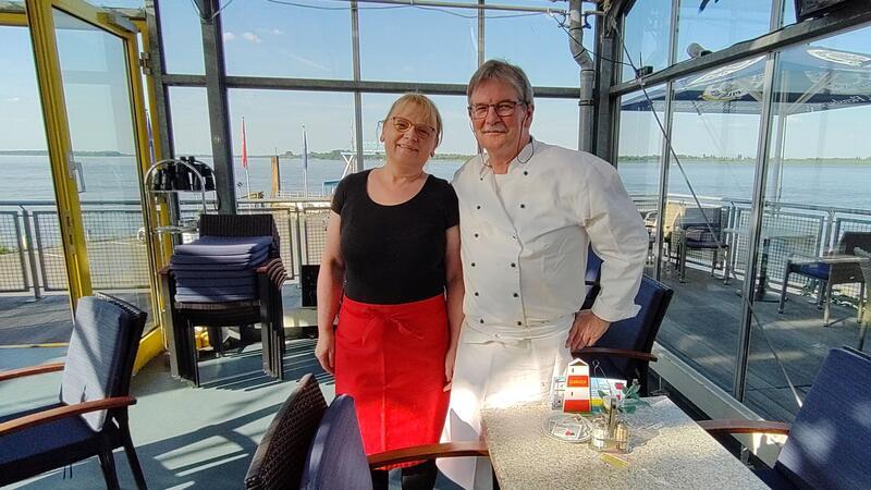Der Personalmangel macht Sandra und Robert Diekers zu schaffen: Sie betreiben das Ausflugslokal Elbblick mit Panoramablick auf die Elbe.