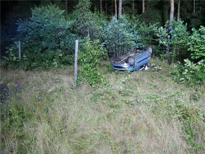Der Peugeot des 20 Jahre alten Unfallfahrers überschlug sich mehrfach und landete auf dem Dach. Foto: Polizei