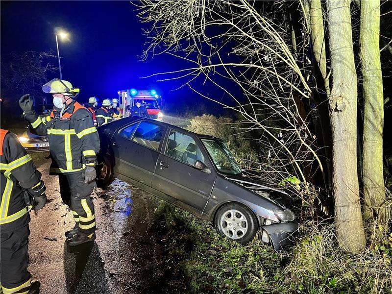 Der Peugeot fuhr gegen einen Straßenbaum. Foto: Feuerwehr