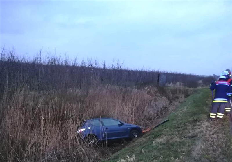 Der Peugeot liegt im Graben. Foto: Polizei