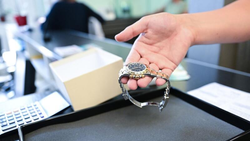 Der Pfandkredit dient zur schnellen Überbrückung finanzieller Engpässe. Dafür werden Gegenstände wie Uhren beliehen.