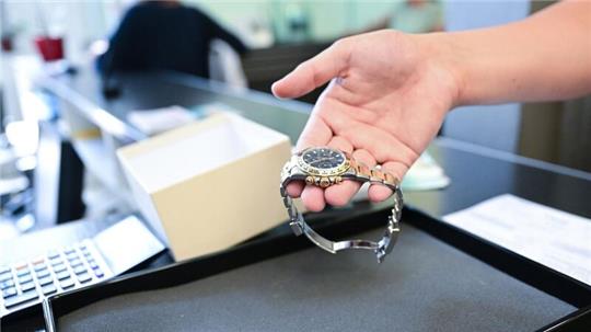 Der Pfandkredit dient zur schnellen Überbrückung finanzieller Engpässe. Dafür werden Gegenstände wie Uhren beliehen.