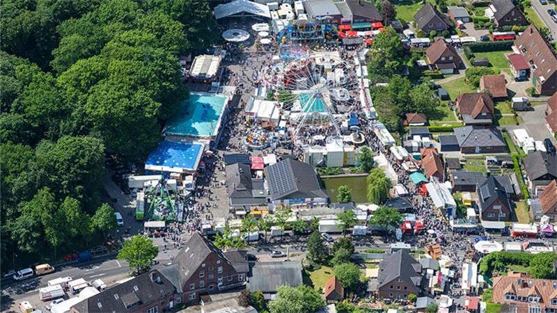 Der Pfingstmarkt aus der Luft. Wird das eigene Kind betrunken aufgegriffen, müssen Eltern es abholen.
