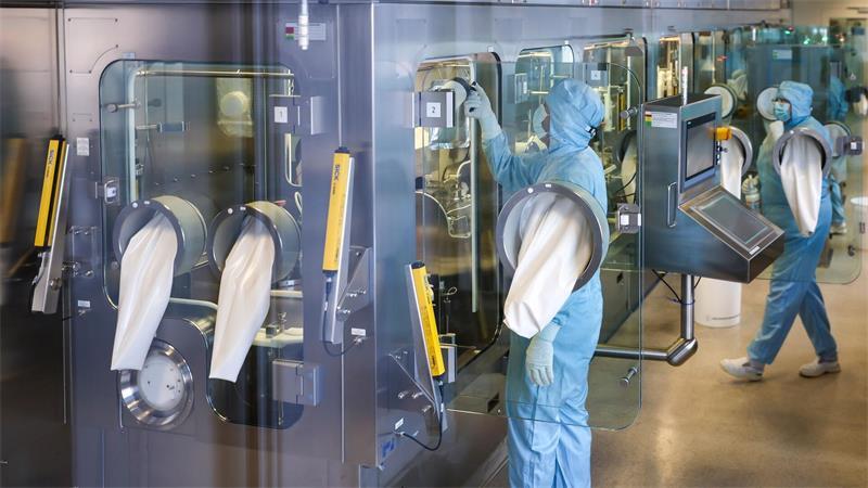 Investitionsstopp? Chemie im Osten hadert mit dem Standort Der Pharmakonzern Merz will mehr als 100 Millionen Euro in seinen Standort Dessau-Roßlau investieren und dort rund 150 zusätzliche Arbeitsplätze schaffen. (Archivbild)