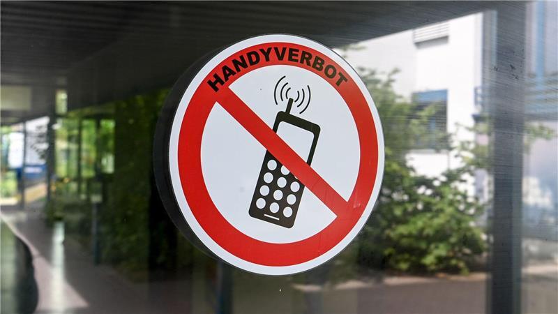 Der Philologenverband fordert bundesweit verbindliche Regeln für private Smartphones während der Schulzeit. (Symbolbild)