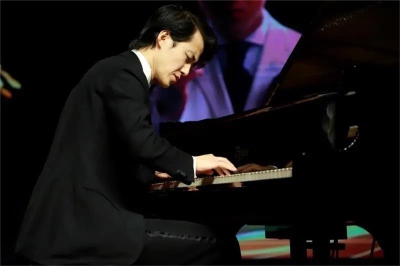 Haiou Zhang musiziert in Harburg Der Pianist Haiou Zhang spielt bei seinem Konzert in Stade Sonaten von Beethoven und Liszt. Foto: Büro Haiou Zhang
