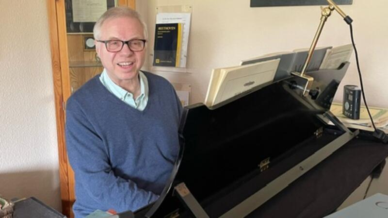 Pianist Peter Heller unterhält die Gäste mit Wiener Kaffeehausmusik Der Pianist Peter Heller unterhält die Gäste des Bistro-Cafés mit Wiener Kaffeehausmusik.