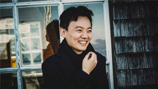 Der Pianist William Youn gibt ein Klavierkonzert im Museum Altes Land in Jork.