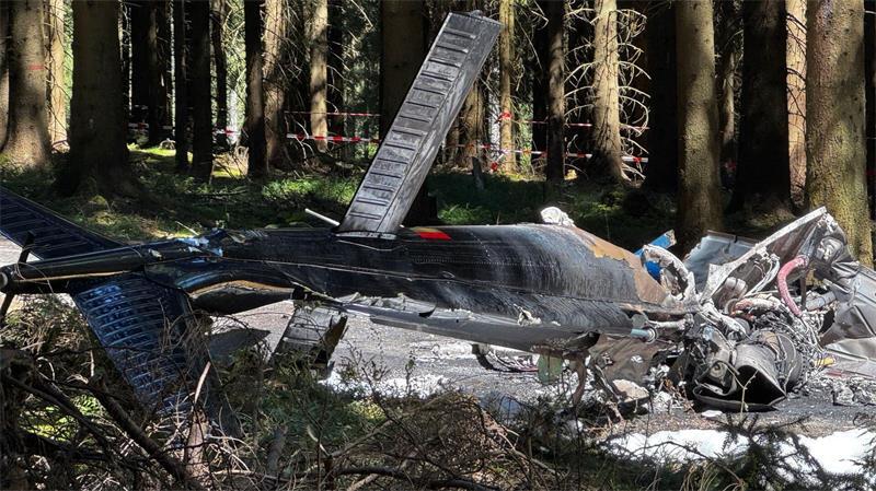 Hubschrauber stürzt beim Kalken im Wald ab - Pilot stirbt Der Pilot des abgestürzten Hubschrauber starb noch an der Unfallstelle.