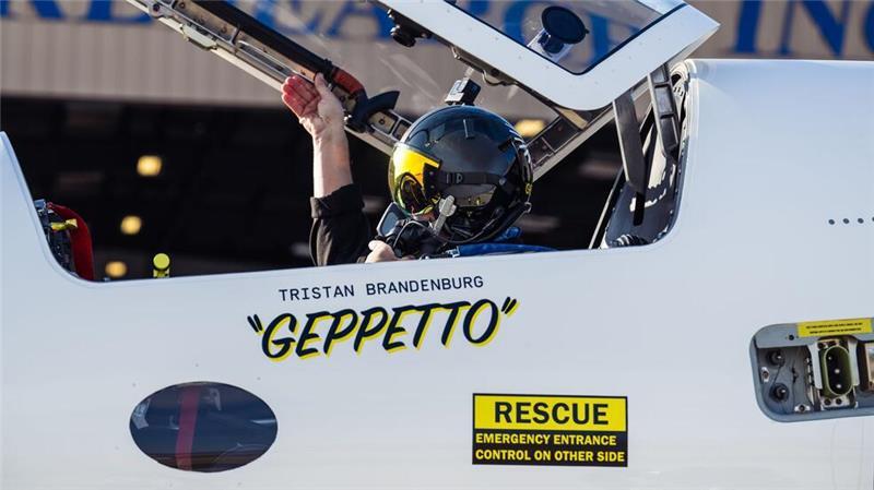 Der Pilot sitzt in Booms Testmaschine XB-1 auf einer Rollbahn in der Mojave-Wüste.