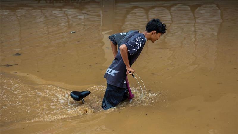 Der Ping River hat derzeit einen Höchststand und ist über die Ufer getreten.