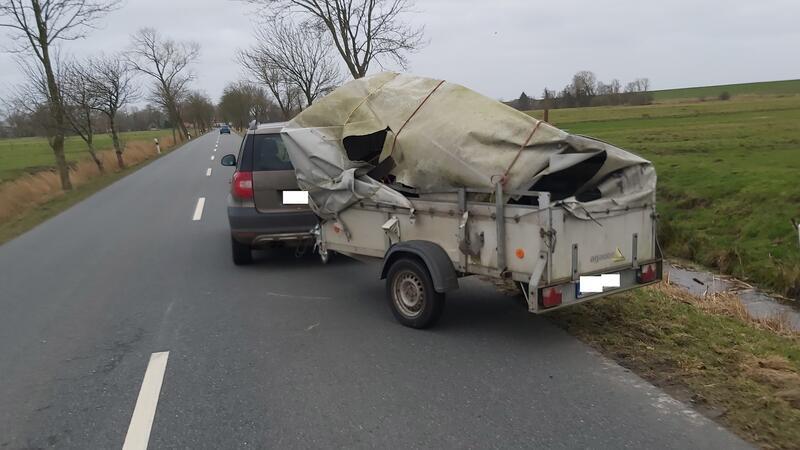 „Geisterauto“ schleudert in Vorgarten – Dreier-Crash auf A1 Der Pkw-Anhänger wurde von einer Windböe erfasst und herumgeschleudert.
