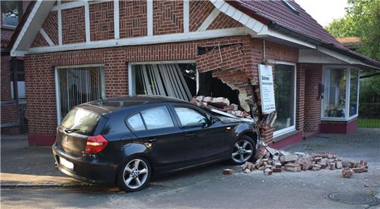 Der Pkw-Fahrer fuhr in Hollenstedt frontal in eine Ecke des Fachwerkhauses. Foto: Polizei