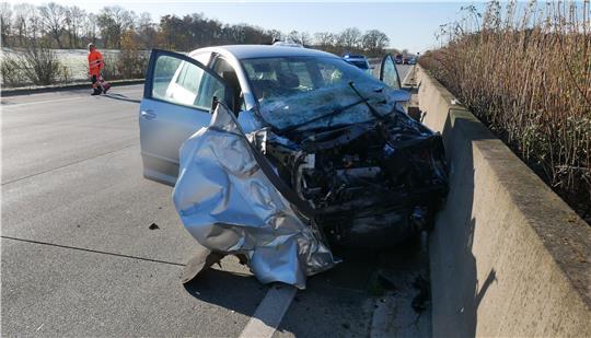 Der Pkw des 19-jährigen Unfallfahrers erlitt einen wirtschaftlichen Totalschaden.