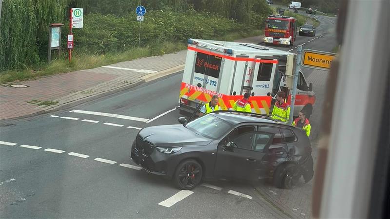 Der Pkw ist auf der L140 mit einem Transporter kollidiert.