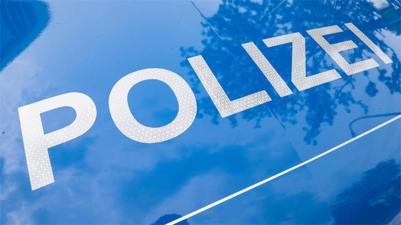 Der Pkw prallte laut Polizei noch gegen einen am Straßenrand geparkten Wagen. (Symbolbild)