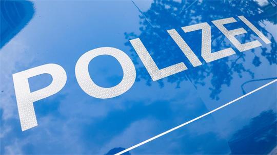 Der Pkw prallte laut Polizei noch gegen einen am Straßenrand geparkten Wagen. (Symbolbild)