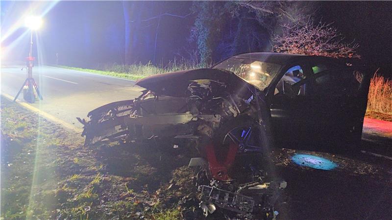 Der Pkw wurde bei dem Unfall auf der L134 schwer beschädigt.