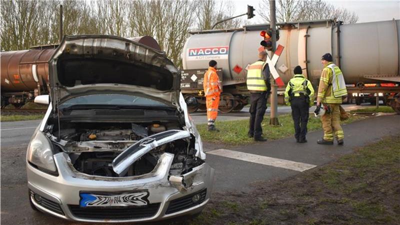 Der Pkw wurde bei der Kollision am Bahnübergang Elbstraße in Stade beschädigt und von der Diesellok zur Seite geschoben.