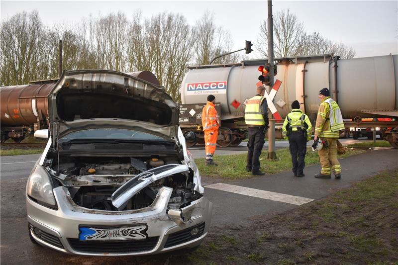 Der Pkw wurde bei der Kollision am Bahnübergang Elbstraße in Stade beschädigt und von der Diesellok zur Seite geschoben. Foto: Vasel