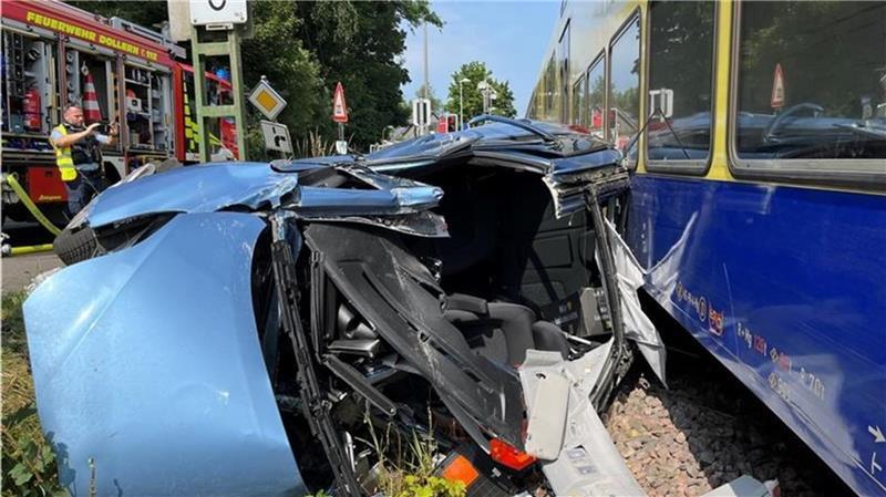 Der Pkw wurde vom Zug rund 20 Meter mitgeschleift. Für die Rettung musste das Dach entfernt werden.