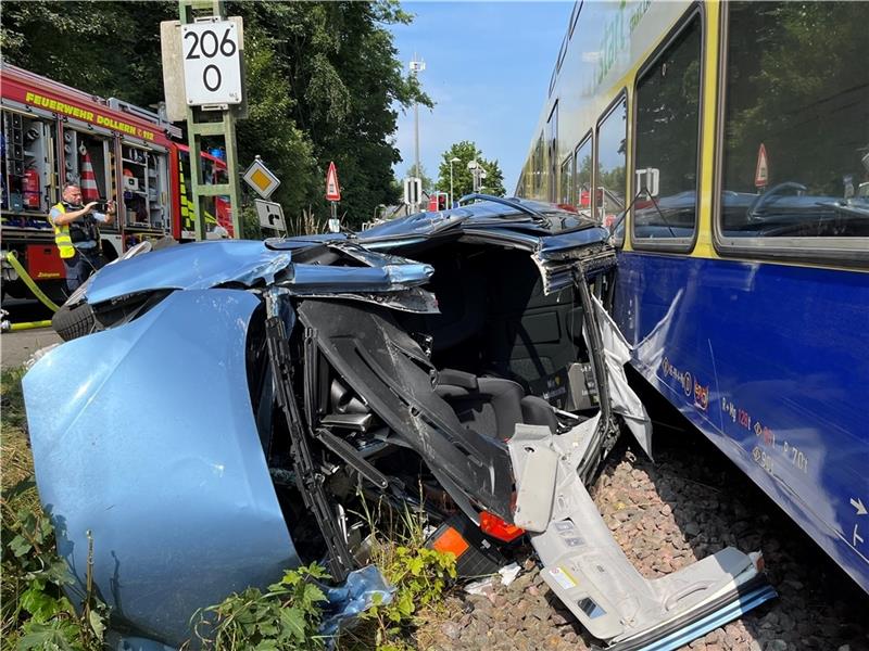 Start-Zug rammt Pkw mit 60 km/h Der Pkw wurde vom Zug rund 20 Meter mitgeschleift . Für die Rettung musste das Dach entfernt werden.