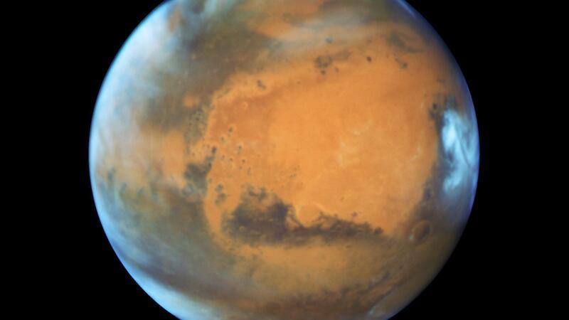 Der Mars birgt viel Wasser in der Tiefe Der Planet Mars, aufgenommen vom „Hubble“-Weltraumteleskop