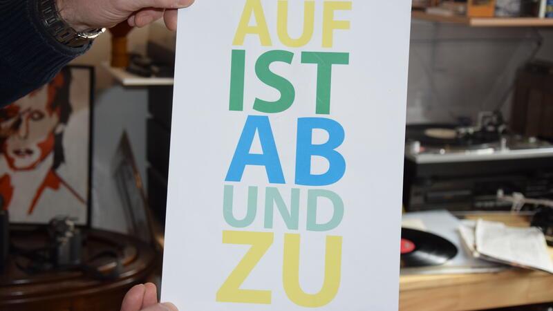 Ein Schild informiert über die ungewöhnliche Öffnungszeit des Plattenladens: Auf ist ab und zu.