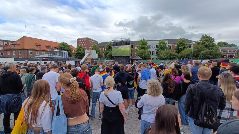 Der Platz Am Sande war beim Public Viewing sehr gut besucht.