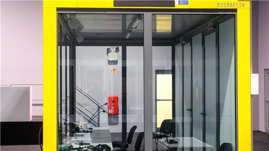 Der Platz des Angeklagten im Verhandlungssaal blieb leer. 