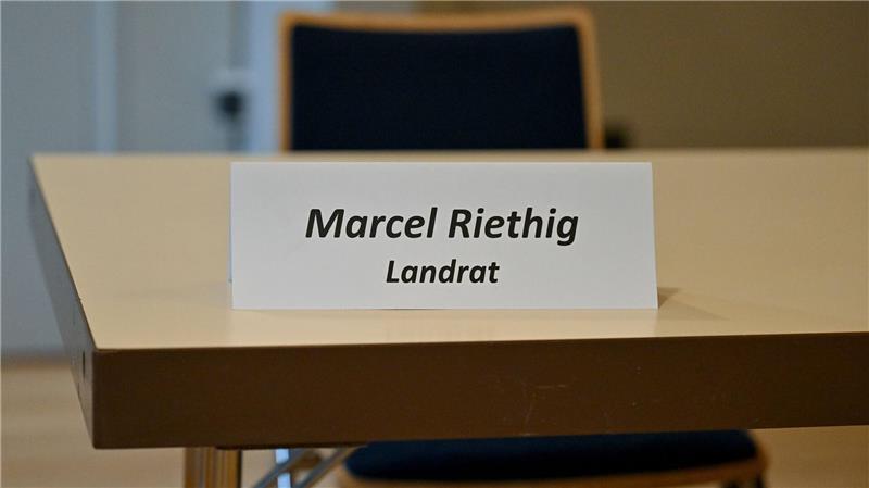 Der Platz von Riethig blieb bei der Kreistagssitzung nach seiner Suspendierung frei - in Zukunft will er ihn wieder einnehmen. (Archivbild)