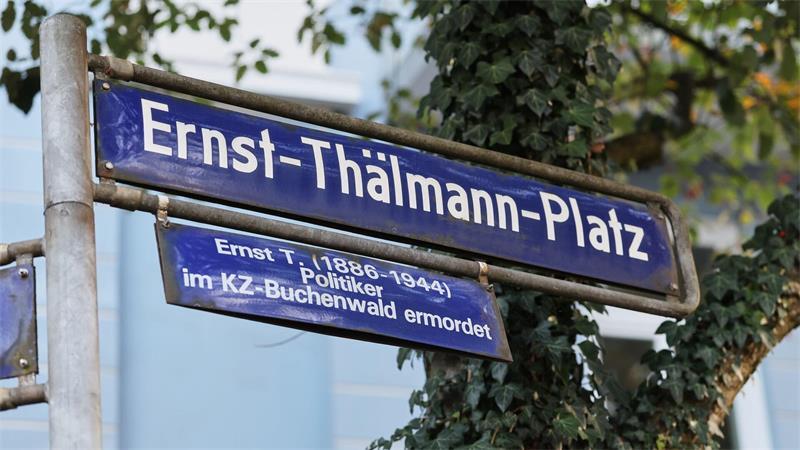 Der Platz vor dem ehemaligen Wohnhaus von Ernst Thälmann ist nach dem Kommunisten und Gegner der Weimarer Republik benannt.