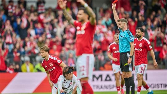 Der Platzverweis für Ando veränderte das Spiel, St. Pauli geriet in dei Defensive. 