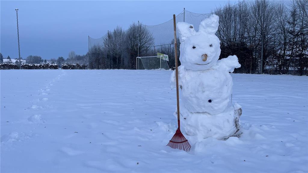 Der Platzwart beim SV Ottensen hat einen Praktikanten bekommen. Ob das Werkzeug ...