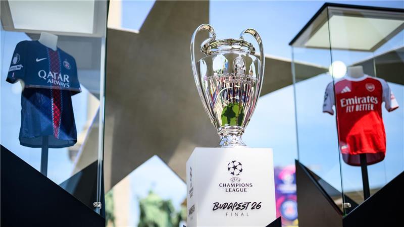 Angeber-Wissen zum Finale: ein Terminal nur für Arsenal-Fans Der Pokal der Champions League steht zwischen den Trikots der Finalteams Paris Saint-Germain und FC Arsenal.