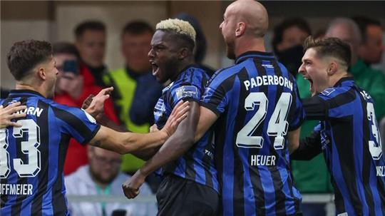 Der Pokalheld vor zwei Jahren: Paderborns Richmond Tachie (2.v.l.) nach seinem Treffer zum entscheidenden 5:4 im Elfmeterschießen gegen Werder Bremen.