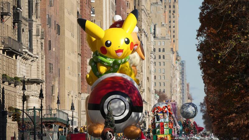 Zehntausende feiern Thanksgiving-Parade in New York Der Pokemon Pikachu ist Stammgast bei der Thanksgiving-Parade.