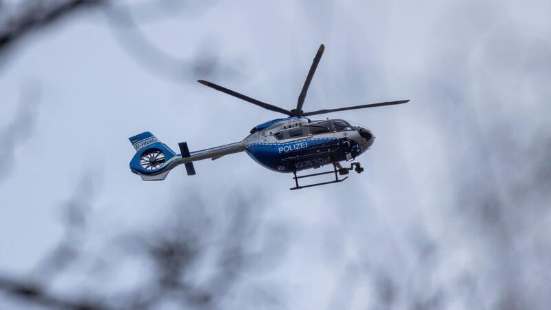 Acht Verletzte bei Angriff an Schule: Haftbefehl erlassen Der Polizei-Hubschrauber kreist über der Schule in Wuppertal.