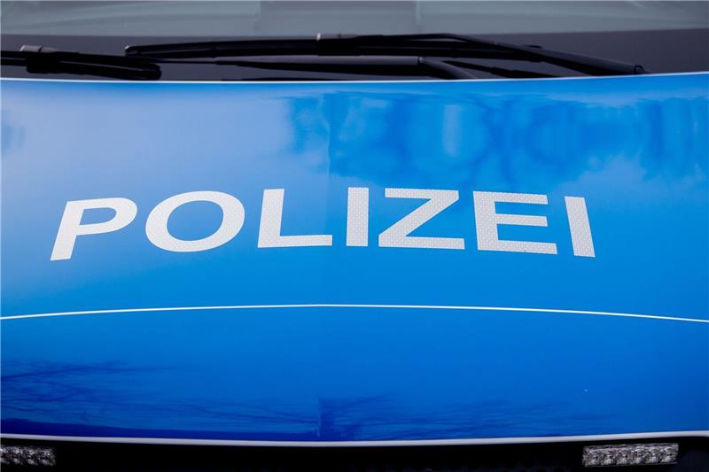 A 1: VW-Fahrer bedrängt Mustang-Fahrer Der Polizei-Schriftzug steht auf einem Einsatzfahrzeug.