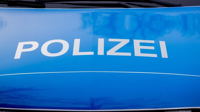 Rund 35 Hinweise nach Macheten-Überfall auf Tankstelle Der Polizei-Schriftzug steht auf einem Einsatzfahrzeug.