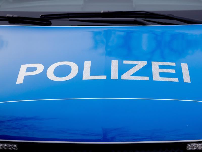 Der Polizei-Schriftzug steht auf einem Einsatzfahrzeug. Foto: Christoph Soeder/dpa/Symbolbild