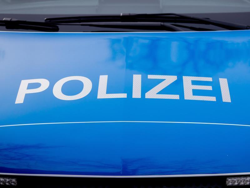 Radlader von Baustelle in Balje gestohlen Der Polizei-Schriftzug steht auf einem Einsatzfahrzeug. Foto: Christoph Soeder/dpa/Symbolbild