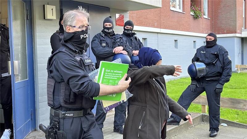 Illegale Einreisen: Stader Schleuserprozess endet für viele milde Der Polizei gelang im Altländer Viertel in Stade im September 2023 ein Schlag gegen die Schleuser-Bande.