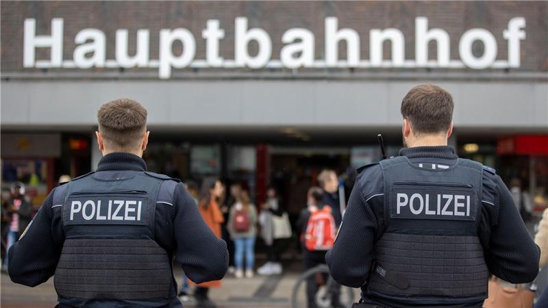 Polizeibeauftragter geht Klagen über Racial Profiling nach Der Polizeibeauftragte des Bundes, Uli Grötsch, hat sich mehrere Liegenschaften der Bundespolizei in Bahnhöfen angeschaut. (Archivbild)