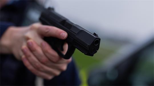 Der Polizist habe geschossen, um die Frau handlungsunfähig zu machen.(Symbolbild)