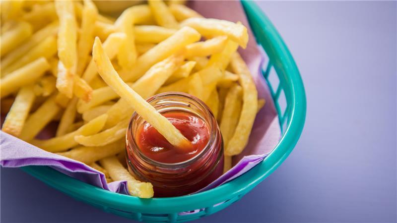 Der Pommes-Klassiker im Check: Ketchup ist beliebt, aber nicht automatisch tomatig. Gerade bei Gewürzketchup lohnt der Blick aufs Etikett.