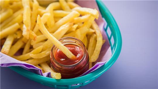 Der Pommes-Klassiker im Check: Ketchup ist beliebt, aber nicht automatisch tomatig. Gerade bei Gewürzketchup lohnt der Blick aufs Etikett.