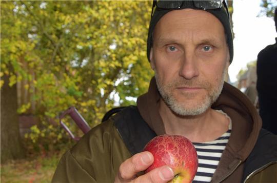 Der Pomologe Andreas Kallwitz bestimmt beim Ahlerstedter Apfeltag alte Apfelsorten, die Menschen ihm vorlegen. Mehrere Hundert Sorten kennt der Experte aus Bremen.