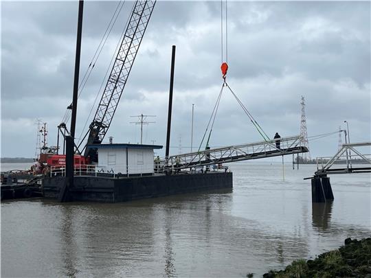 Der Ponton der Kaffeeklappe ist seit Mittwochmorgen wieder in Twielenfleth. Foto: Vasel