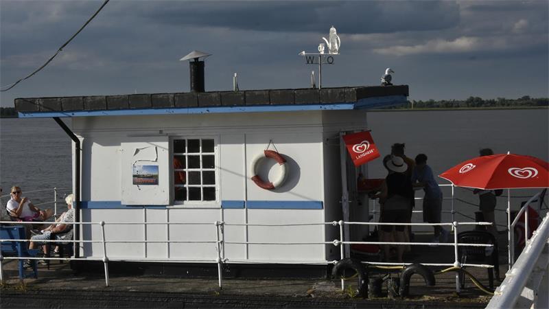 Der Ponton ist zwischen April und September ein beliebter Ausflugsort an der Elbe.
